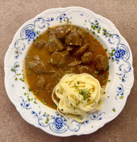 Rehragout/Bandnudeln